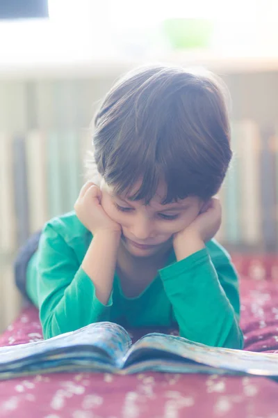 Ребенок читает книгу . — стоковое фото
