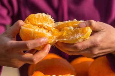 Portakal kabuğu gelen kadın soyma. 