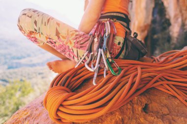 Dağcı güzel Dağları arka plan üzerinde.