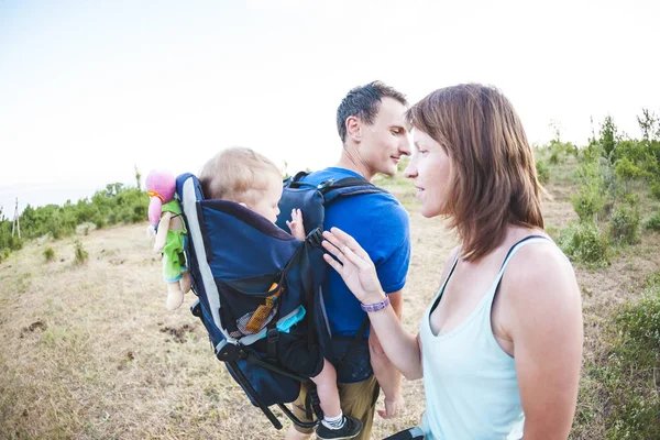 La famiglia viaggia con il bambino . — Foto Stock