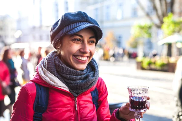 Frau hält ein Glas Rotwein in der Hand. — Stockfoto