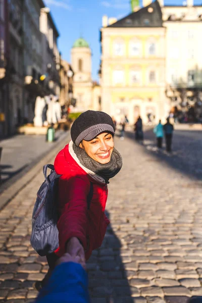 Das Mädchen geht durch die Stadt. — Stockfoto