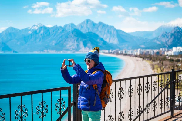 Ein Mädchen macht ein Selfie am Strand. — Stockfoto