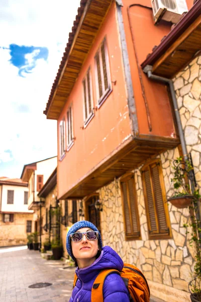 La chica visita los lugares de interés de la antigua ciudad turca . — Foto de Stock