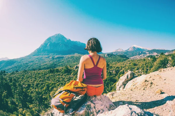 Ragazza in cima alla montagna . — Foto Stock