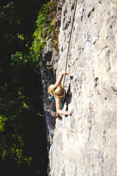 La mujer sube a la roca . — Foto de Stock