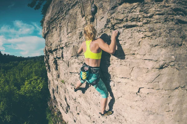 Kobieta wspina się na skale. — Zdjęcie stockowe