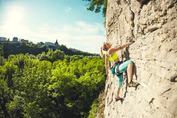 A nő mászik a rock. — Stock Fotó