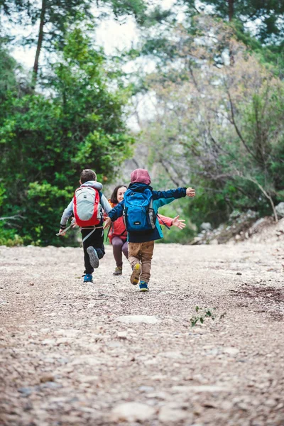 Les enfants courent à la mère . — Photo