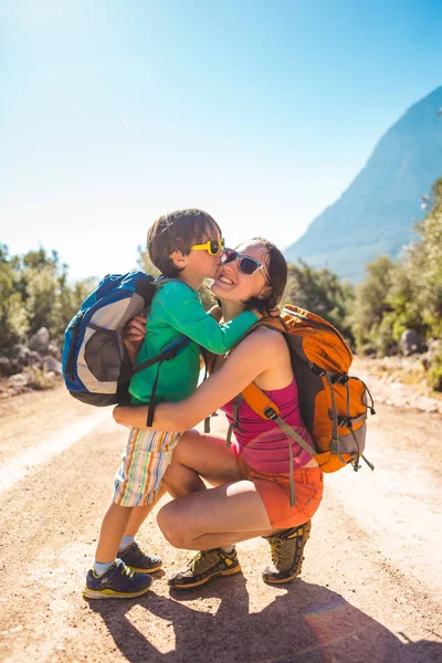 Προσωπογραφία γυναίκας με το γιο της στην κορυφή του βουνού. — Φωτογραφία Αρχείου
