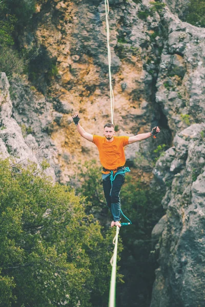 Highline en las montañas . —  Fotos de Stock