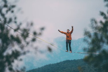 Highline dağlarda.