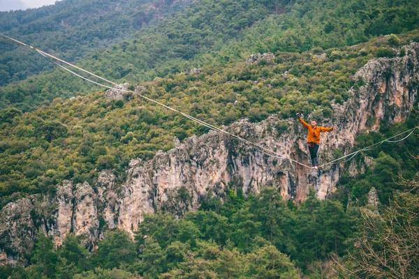 Highline in de bergen. — Stockfoto