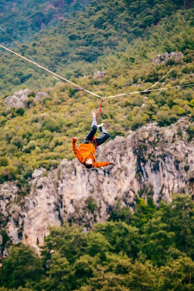 Highline dans les montagnes . — Photo