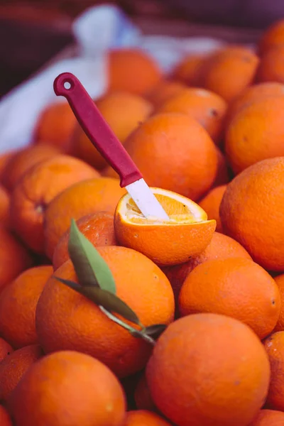 Ripe oranges in boxes. — Stock Photo, Image