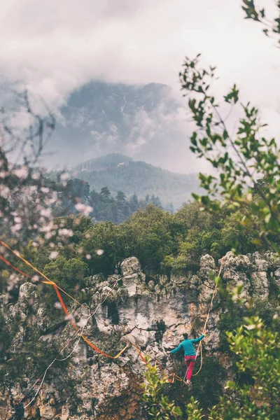 Highline en las montañas . —  Fotos de Stock