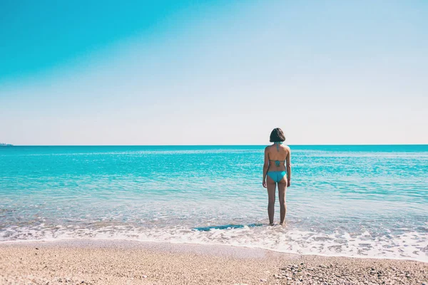 Kobieta na plaży. — Zdjęcie stockowe