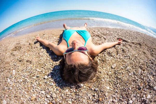 해변에서 여자 sunbathes. — 스톡 사진
