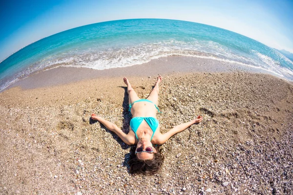 La fille prend des bains de soleil sur la plage . — Photo