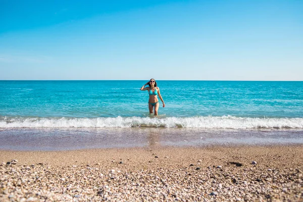 La ragazza esce dall'acqua . — Foto Stock