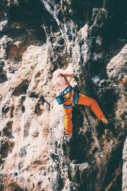 Doğal arazi üzerinde dağcılık.