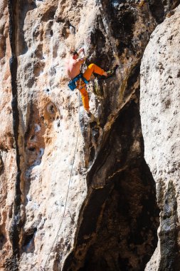 Doğal arazi üzerinde dağcılık.