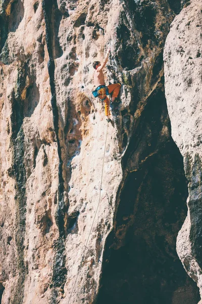 Escalada en roca en terreno natural . — Foto de Stock