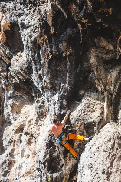 Klettern auf natürlichem Terrain. — Stockfoto