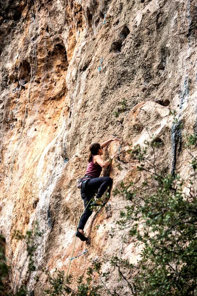 Ein Mädchen erklettert einen Felsen. — Stockfoto