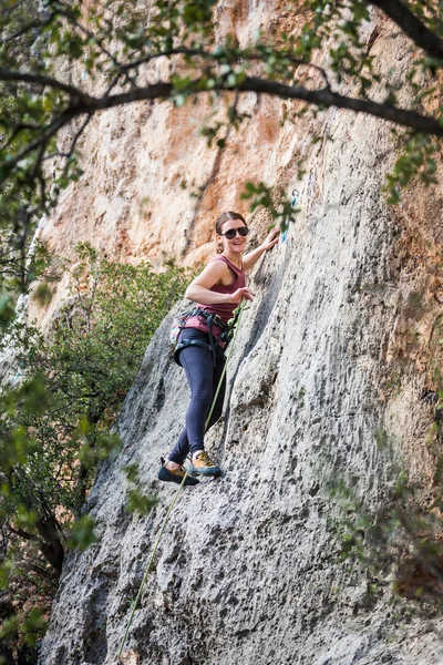 Holka šplhá skála. — Stock fotografie