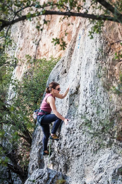 A girl climbs a rock. — Stock Photo, Image
