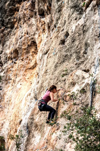 Девушка взбирается на скалу . — стоковое фото