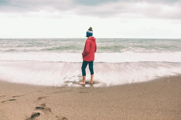 Ξυπόλυτος γυναίκα μοιάζει στη θάλασσα το χειμώνα. — Φωτογραφία Αρχείου