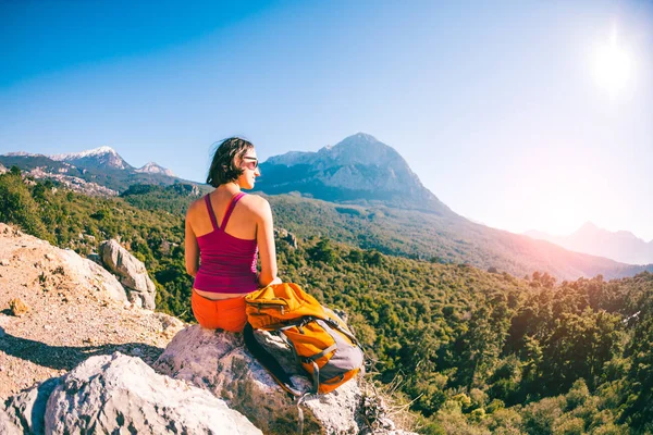 Ragazza in cima alla montagna . — Foto Stock