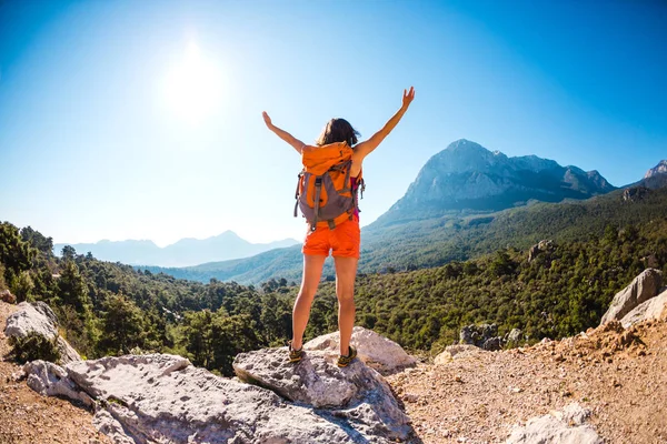 Ragazza in cima alla montagna . — Foto Stock