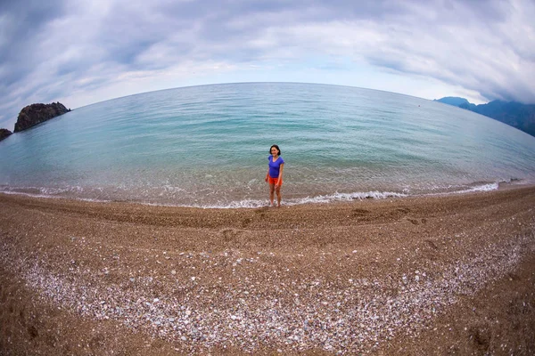 여자 혼자 바다 해안 산책. — 스톡 사진