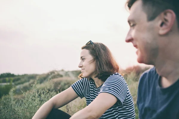 Pár odpočívá v přírodě. — Stock fotografie