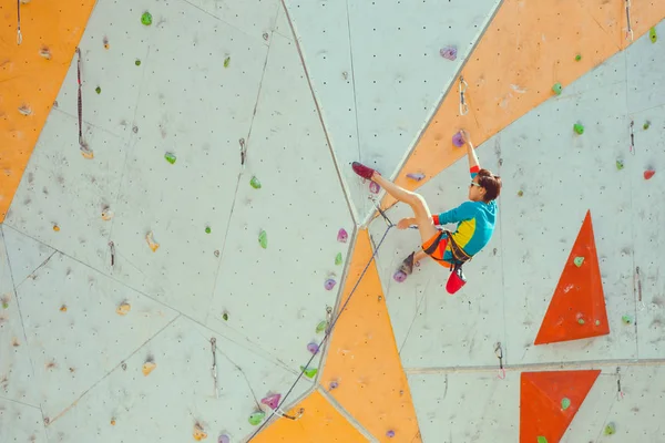 The climber trains on an artificial relief. — Stock Photo, Image