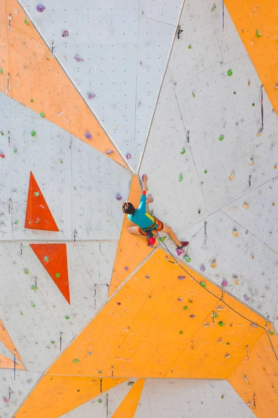 Der Bergsteiger trainiert auf einem künstlichen Relief. — Stockfoto