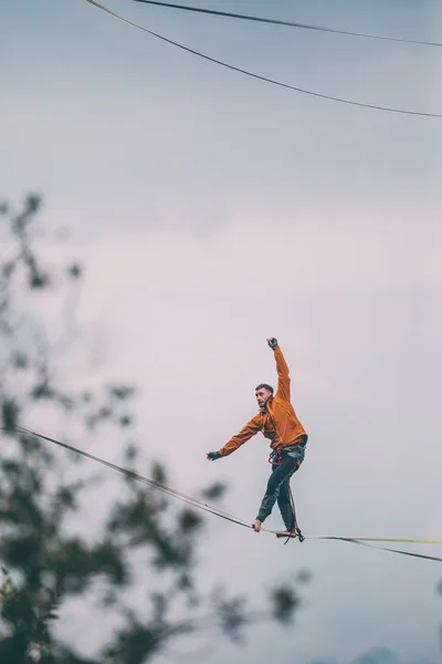 Highline in de bergen. — Stockfoto