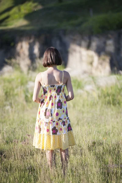 La chica está de pie en un prado . — Foto de Stock