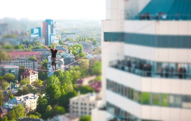 Bir adam bir hat boyunca yürüyor.