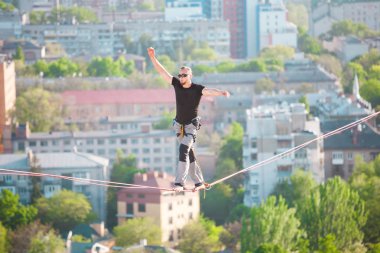 Bir adam bir hat boyunca yürüyor.