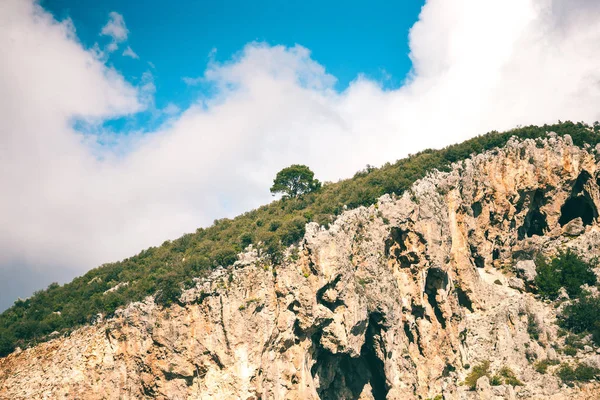 Berglandschaft gegen den Himmel. — Stockfoto