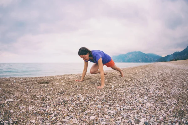 Mulher fazendo esportes na praia . — Fotografia de Stock