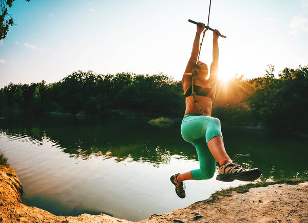 Женщина качается на качелях
.