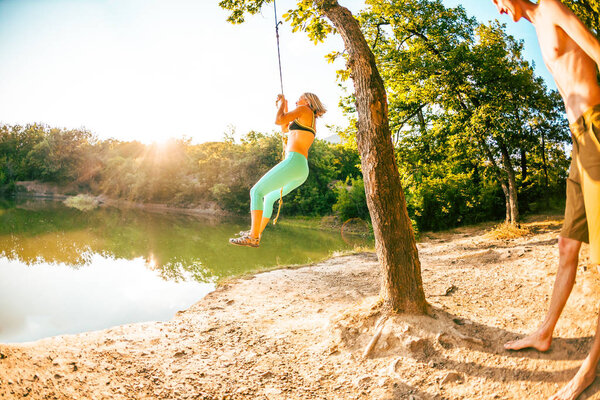 Друзья веселятся на озере
.