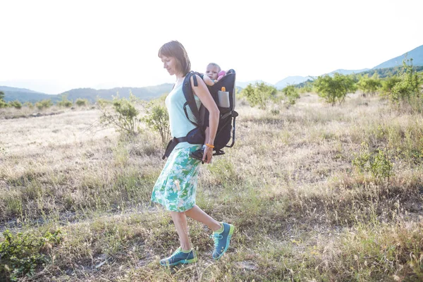 Viajar con un niño . —  Fotos de Stock