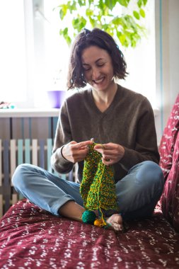 Kalın iplikten bir kadın örme.