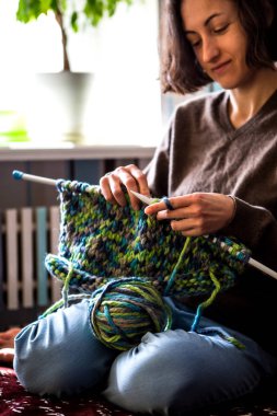 Kalın iplikten bir kadın örme.